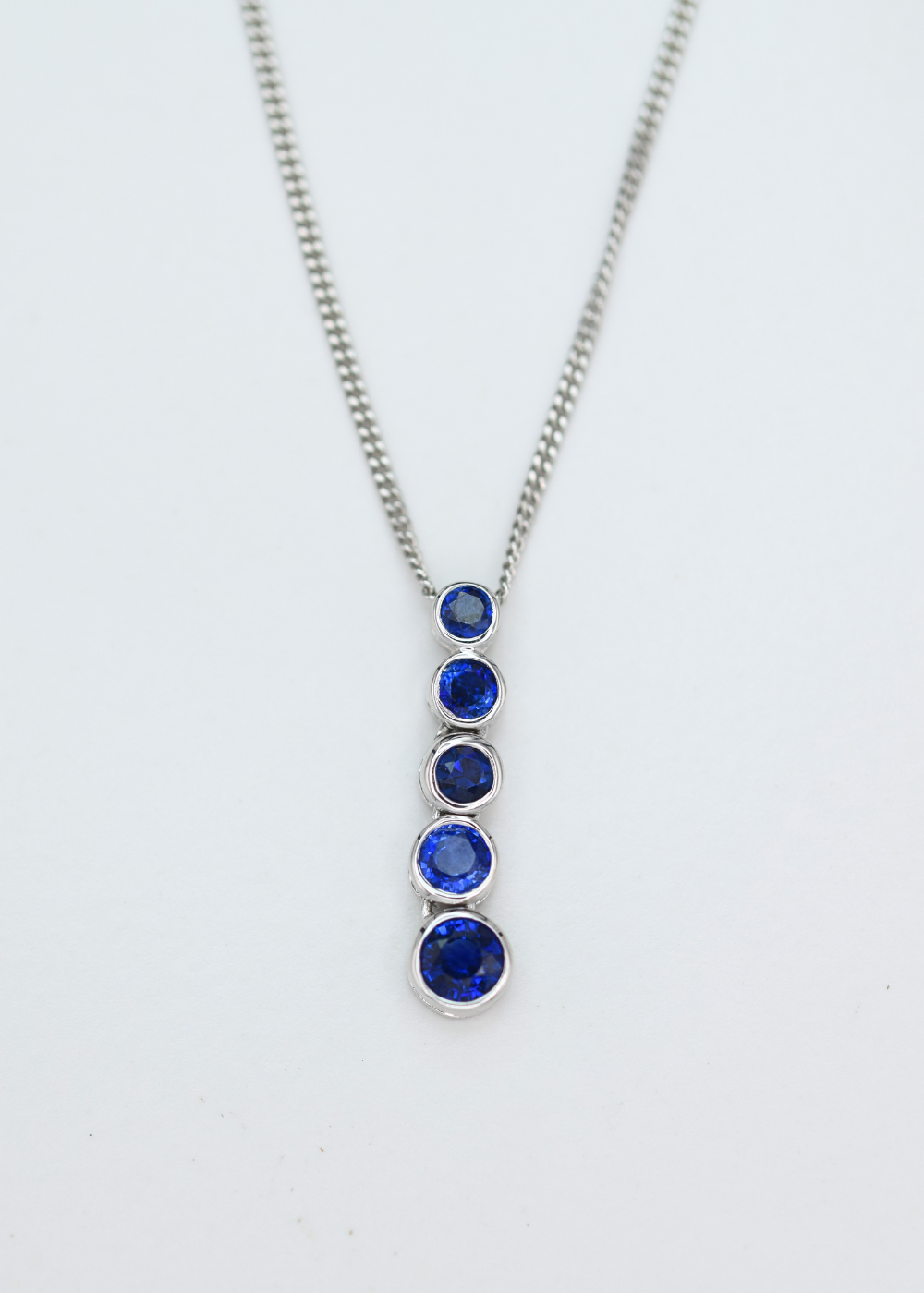 Graduated_Blue_Sapphire_Pendant