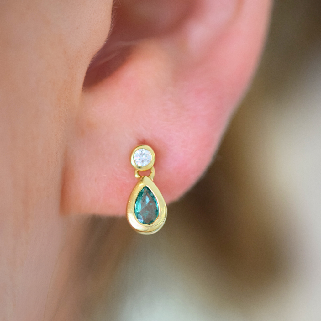 diamond-and-emerald-yellow-gold-drop-earrings