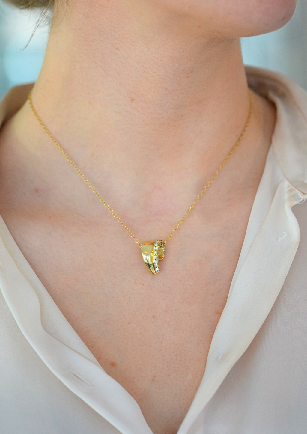 yellow-gold-and-diamond-curved-pendant
